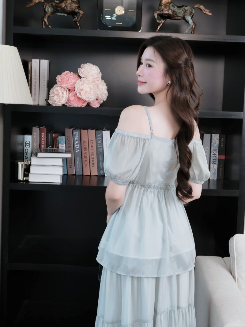 Adeline House - Đầm Maxi Voan Xanh Bơ Trễ Vai 2 Dây – Váy Dài Tầng Bồng Bềnh Nữ Tính Phong Cách Vintage Đi Biển, Du Lịch🌿 Thiết kế thanh lịch – Tôn dáng nhẹ nhàng