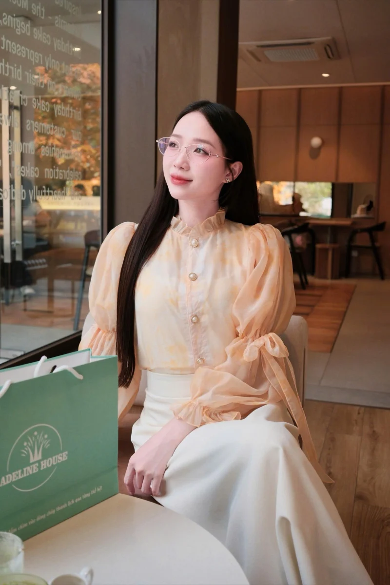 Alternative view of Adeline House - Set Áo sơ mi cổ bèo tay bồng nơ vàng hoa nhí - TK170.2